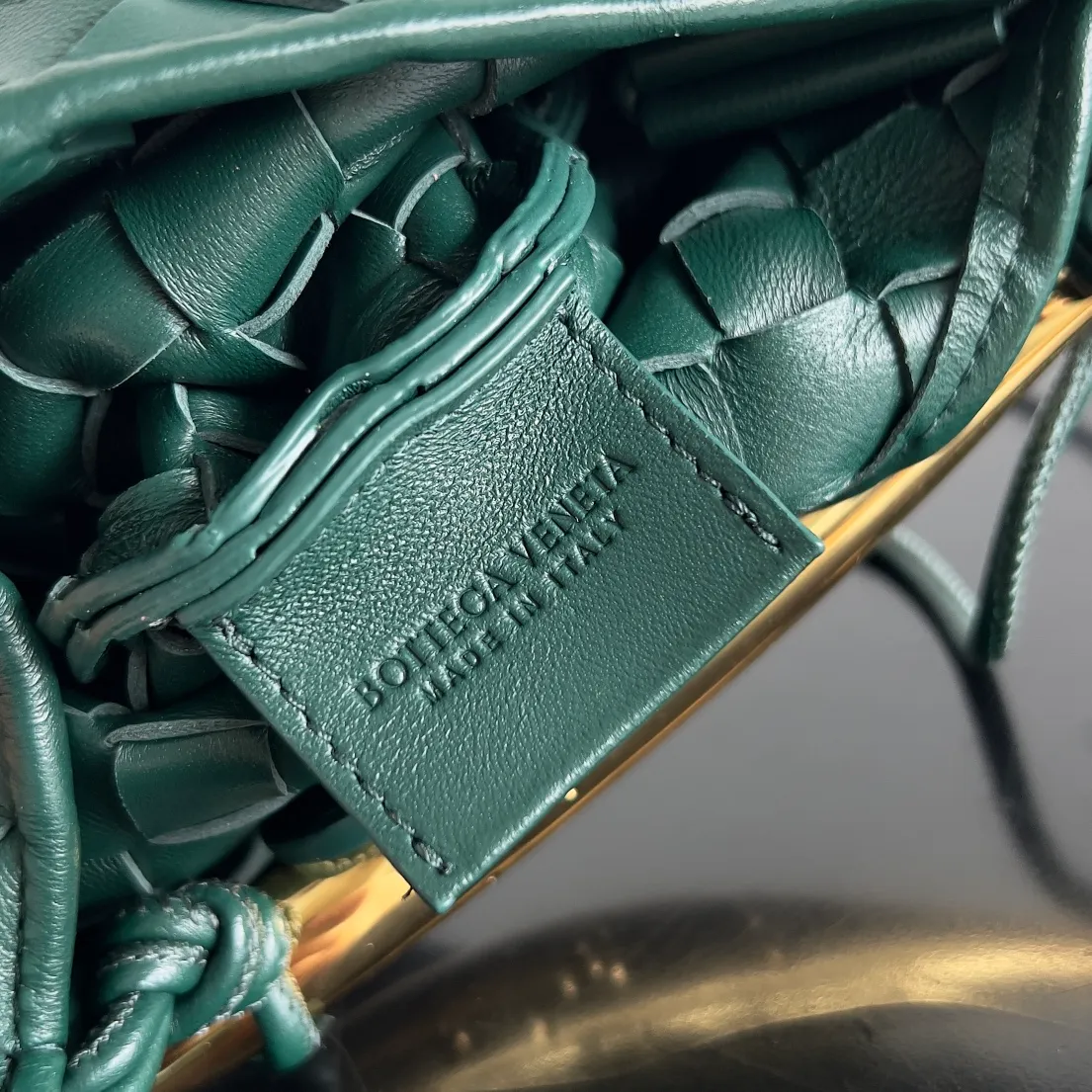 Batch of 1260 BV Mini Sardine is coming‼ ️Super high-end, stainless steel hardware + 24k real gold plating process, fish scales (concave and convex positions) are the finishing touch, the sardine bag that can be carried cross-body is completely beautiful to the heart. The metal element handle and the weaving are perfectly combined to completely integrate the artistic sense and elegance and fashion. It is really like a work of art🏺The large size is elegant, the small size is exquisite and cute, a must-have item for fashionistas, and the details are perfectly reproduced. Style number: 744267 Size 20*12*2.5